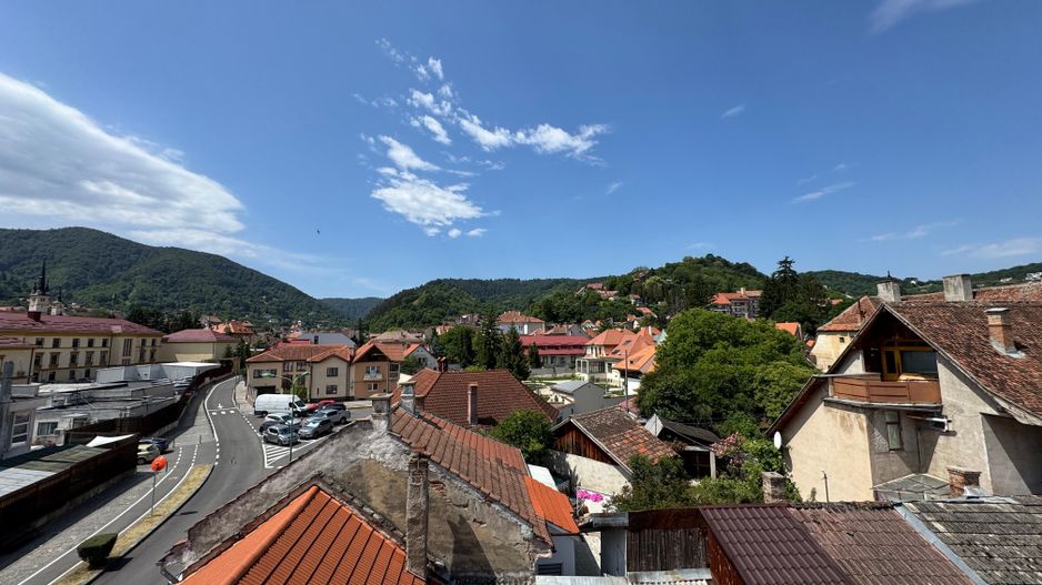Casă în centrul istoric al Brașovului – 2 intrări, curte comună - Poză 24