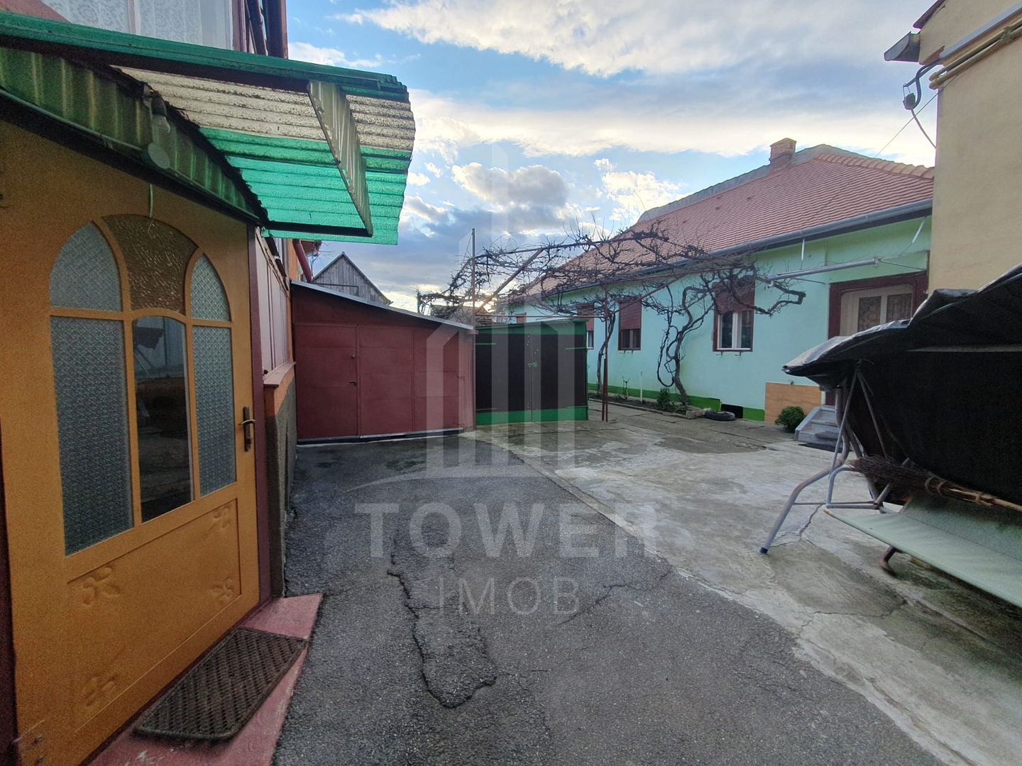 Casă de vânzare în Sibiu -individuală-curte comună- teren de 239 mp - Poză 2