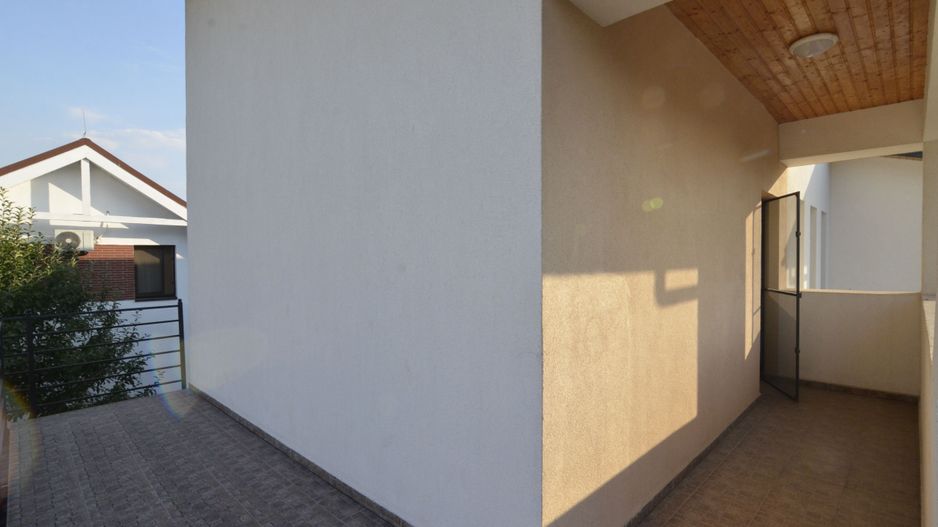 Inchiriem vila spatioasa singur in curte zona Tunari - Poză 19