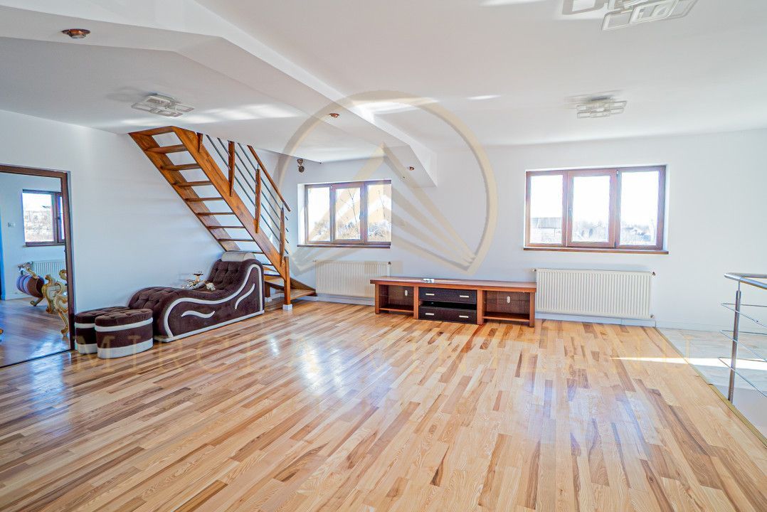 Lazu - Vila de vânzare compusă din P+1E+M. - Poză 19