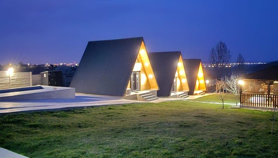 Complex din casa noua si 3 cabane, piscina încalzita 6600 mp teren - Poză 8