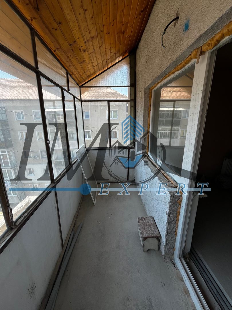 Apartament semi renovat de vânzare in Sebeș - Poză 9