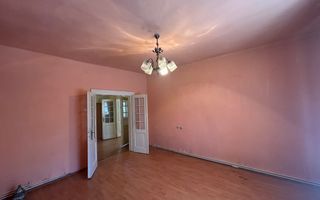 Casa in Piata Cluj, P+Demisol, curte comuna - Poză 6