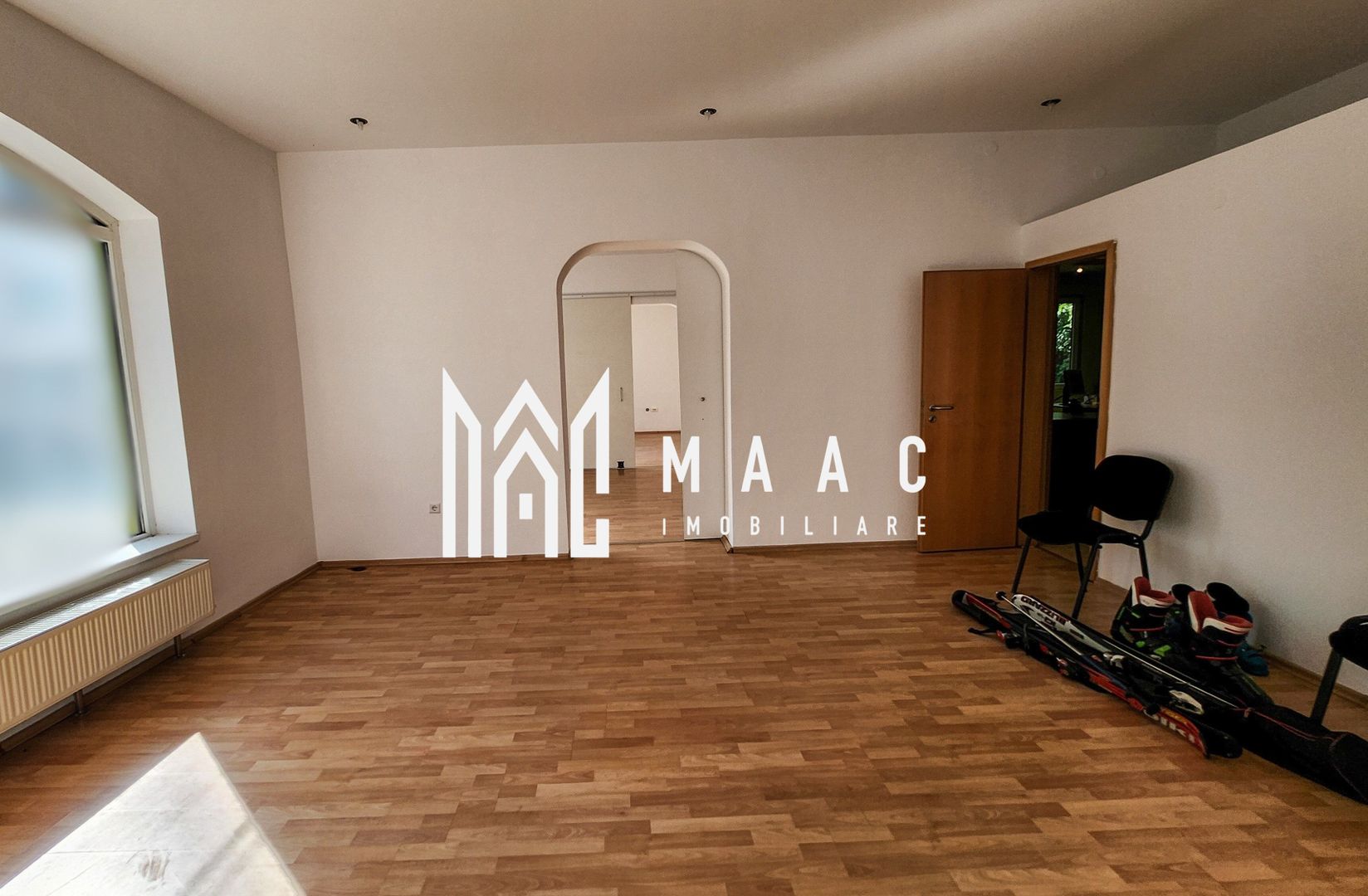 Spatiu birouri 10 camere I 3 cladiri I Lupeni - Poză 1