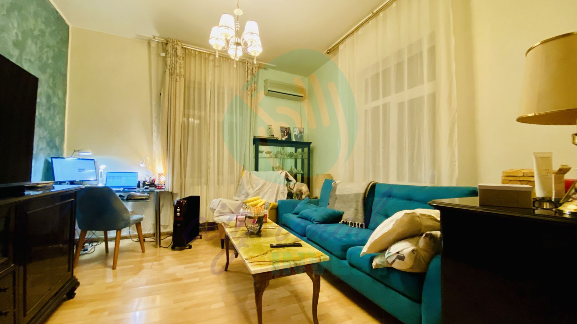 Casa cocheta cu o mica curte - Poză 3