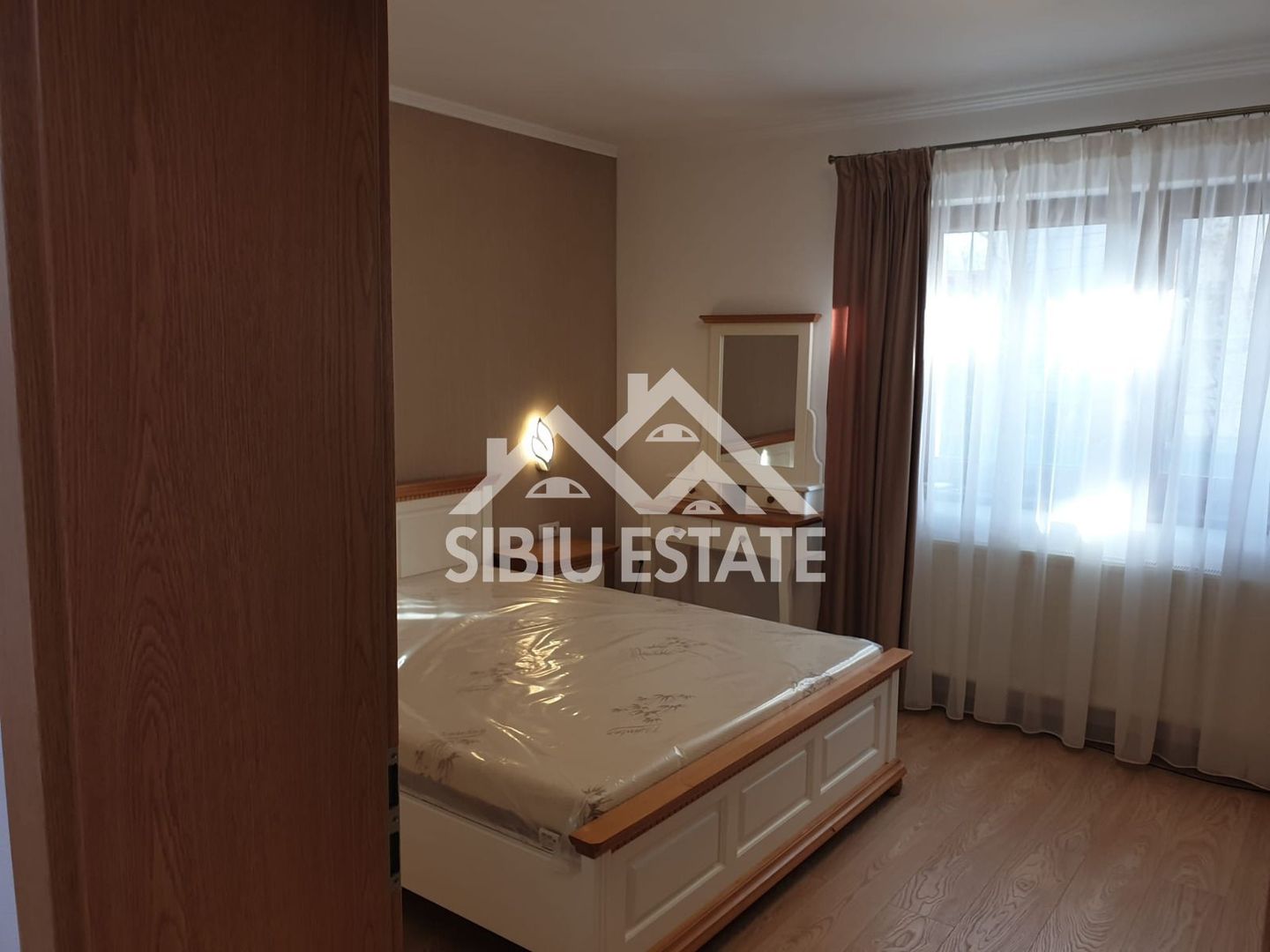 Apartament modern de inchiriat 3 camere, curte, garaj  Zona Sub Arini - Poză 17