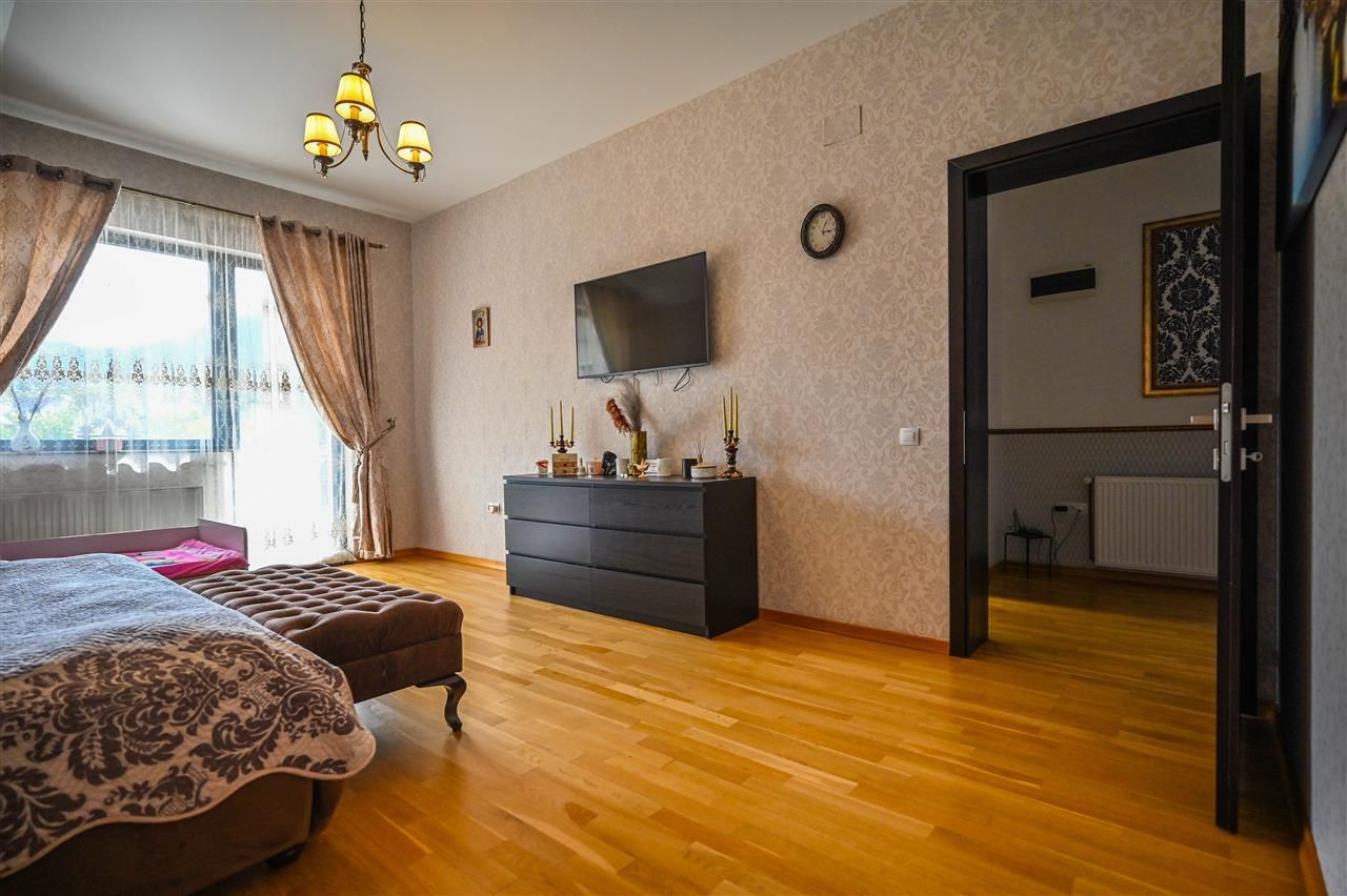 Somptuozitate in stil modern, 2 garaje, 3 terase, totul pe 1.000 mp teren - Poză 44