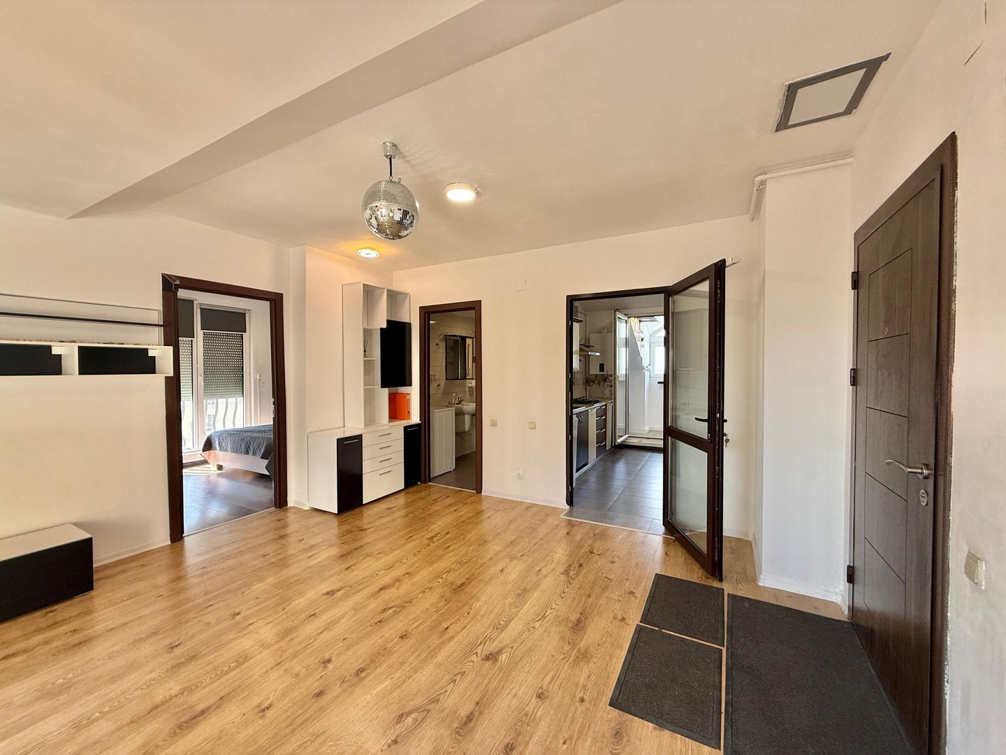 COSMOPOLIS - Apartament cu 2 camere si 2 terase, mobilat si utilat. - Poză 4