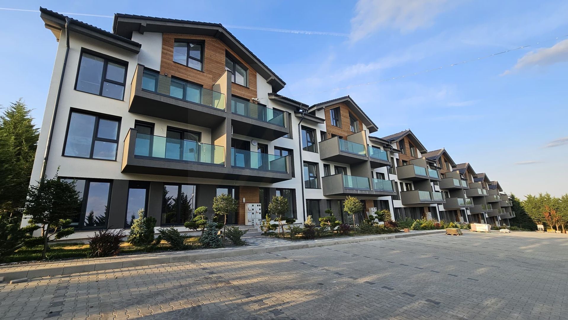Apartament modern 49.7 mp utili 2 camere si curte 50 mp in Da Vinci - Poză 1