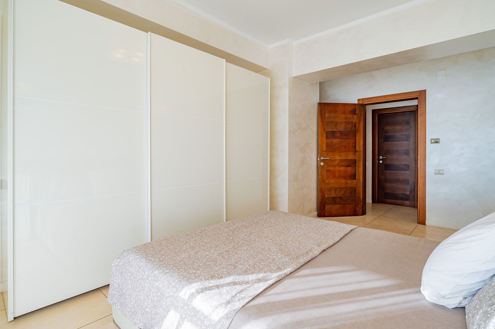 3 camere | 95 mp + terasă 20 mp | Vedere frontală lac | Mamaia-Cazino - Poză 14