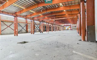 Hală industrială cu pod rulant și parcare betonată - Poză 12