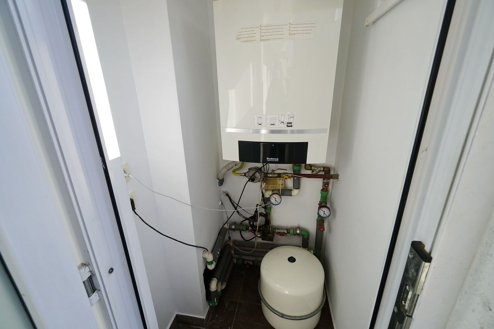 Brancoveanu  P+2, 8 cam, 6 dormitoare, 6 bai, 3 garaje teren 650 mp - Poză 47