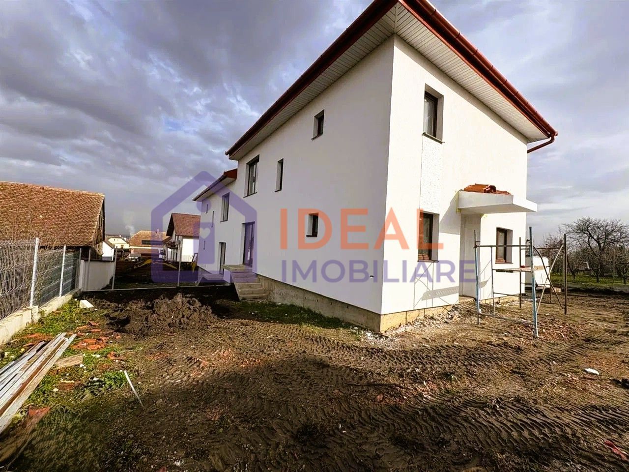 Casă modernă cu 4 camere și 300 mp de curte, in Sura Mica - Poză 3