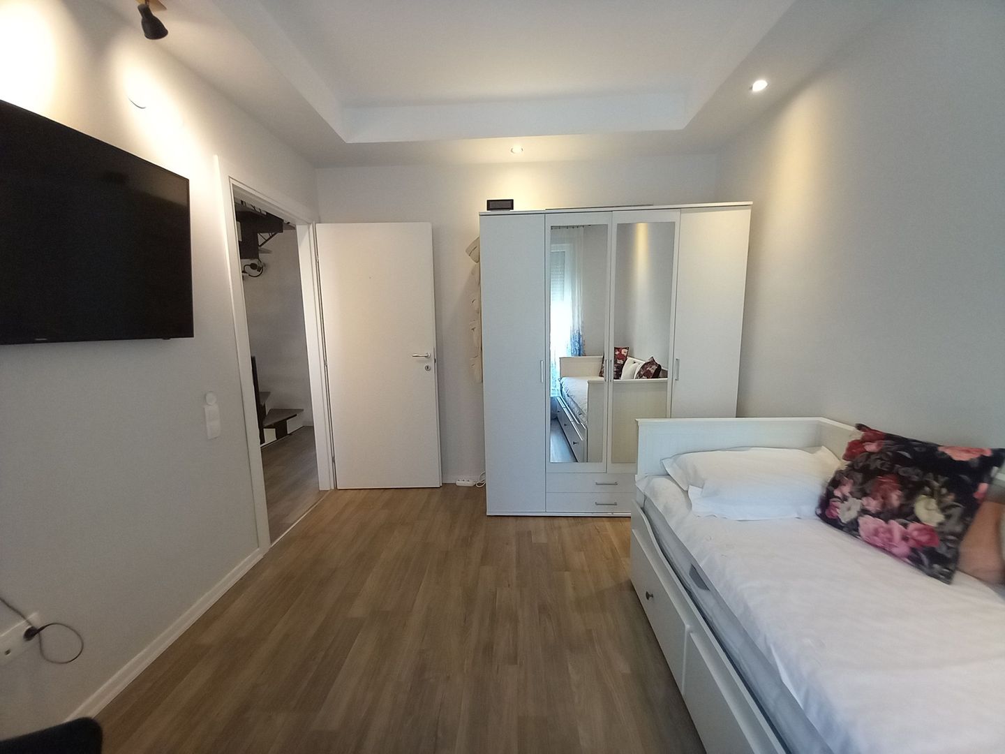Cosmopolis - Vila NC cu 2 Dormitoare Mobilata si Utilata - Poză 9