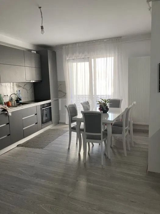 Vând apartament mobilat complet, opțiune parcare subterană. - Poză 1