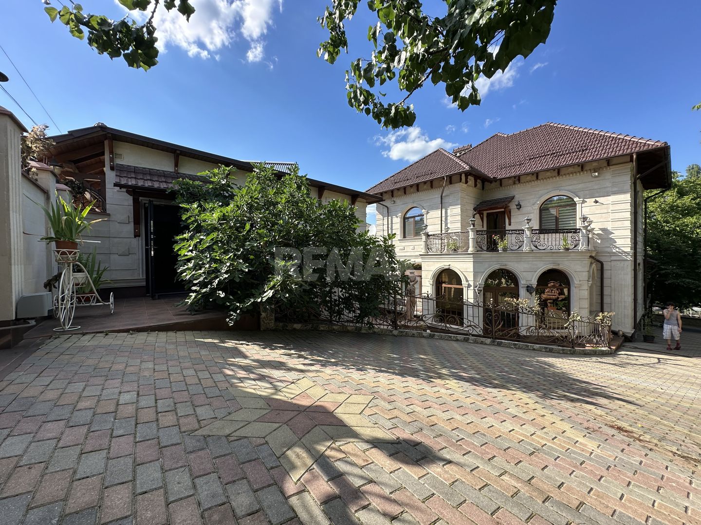 Casă în Buiucani, de vânzare, cu suprafața de 338m2. Pe teren de 14 ari. - Poză 2