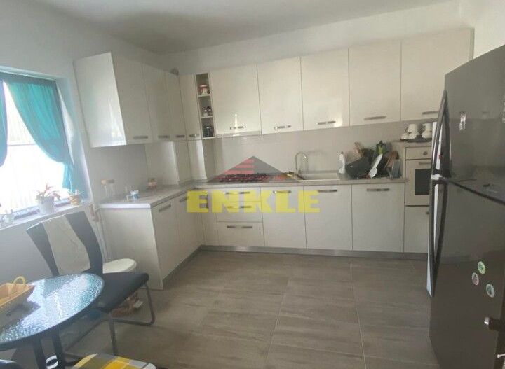 Casa , P+1+teren, 500 mp,situata in Curtesti ,pret 155000 Euro,mobilata si uitilata - Poză 5