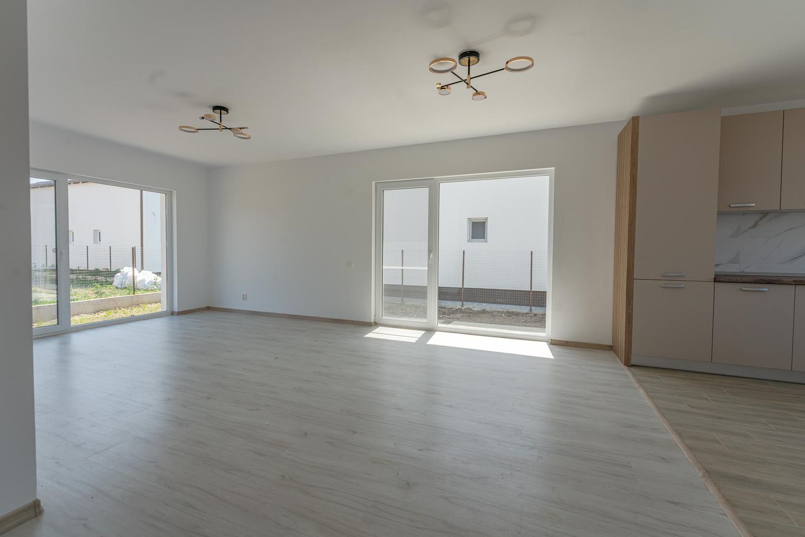 Casa de închiriat în Sânpetru - bucatarie mobilata si utilata - Poză 3