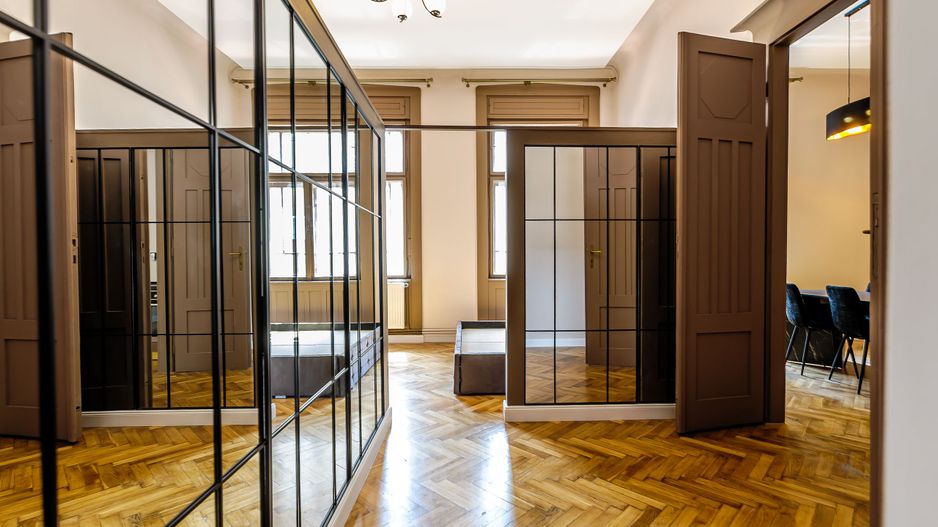 Apartament ULTRACENTRAL cu 3 camere, la cheie, renovat recent - Poză 1
