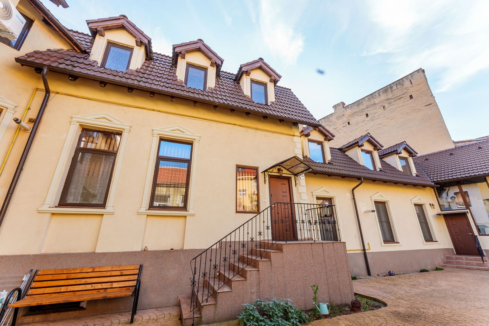 Apartament spațios, cu potențial multiplu, central - Poză 14