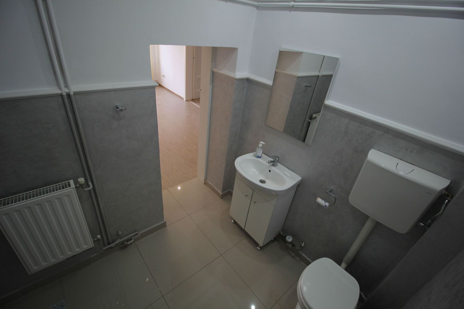 Spatiu birouri 4 camere, 2 băi,100 mp. zona centrală - Poză 7
