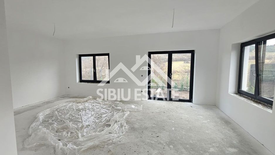 Casa Sibiu, Poplaca 4 camere, 3 bai, terasa si curte NOU - Poză 5