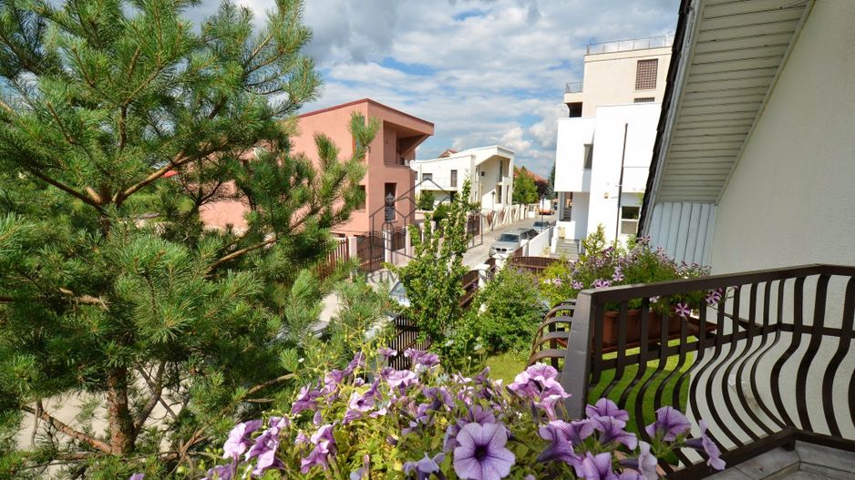 Vilă splendidă cu grădină extinsă și facilități moderne - Poză 21