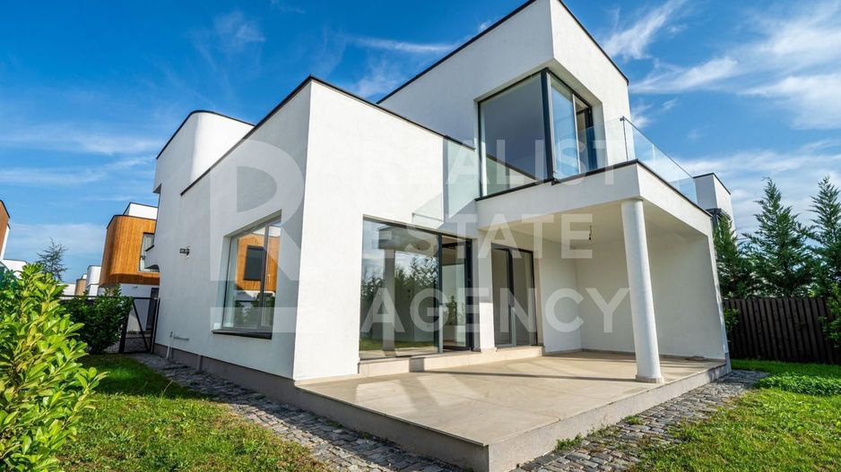 Vilă cu vedere spre pădure și cu piscina încălzită - Poză 3