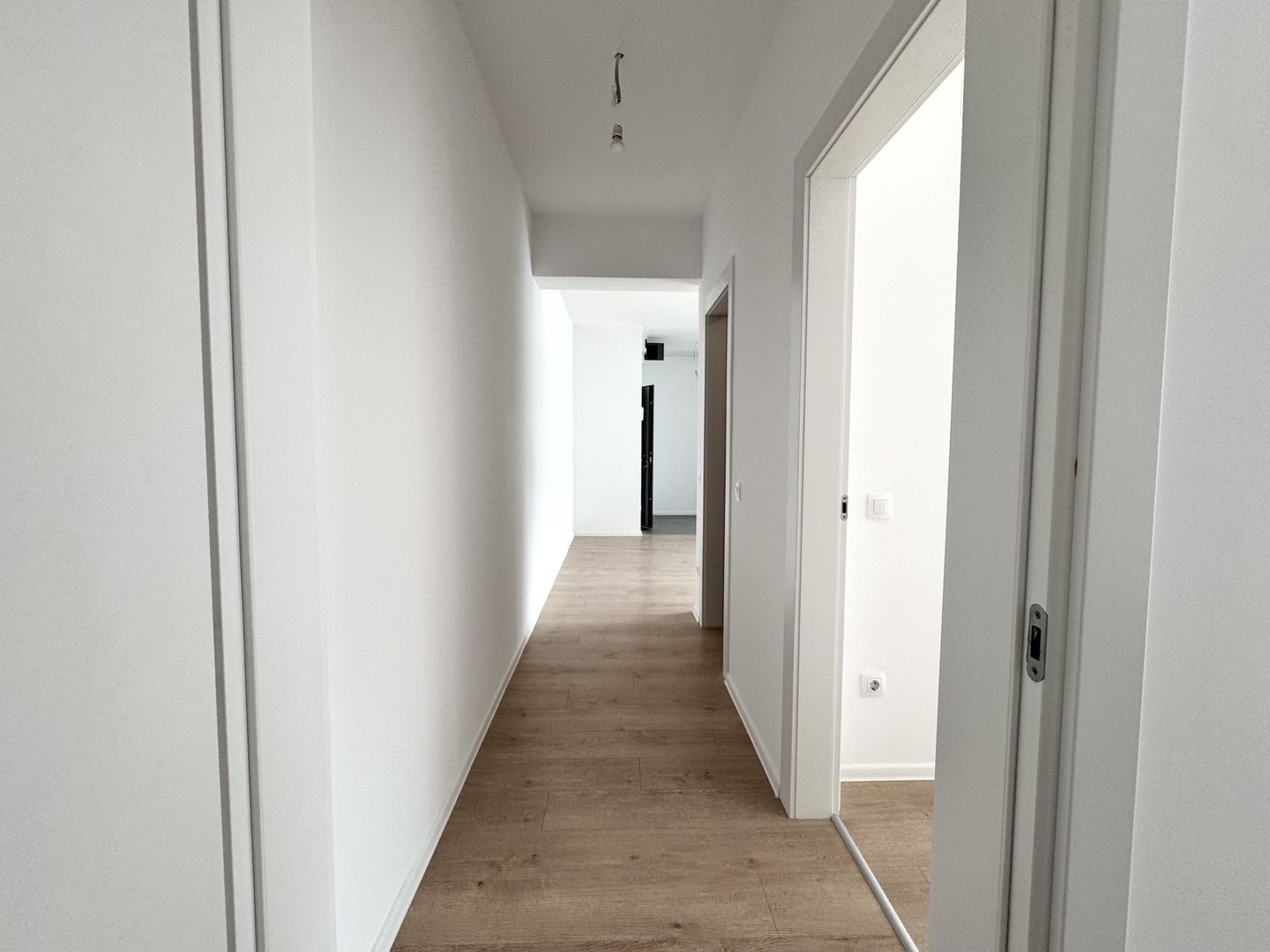 3 camere. Dormitor matrimonial cu baie en-suite. 83 mp Utili. - Poză 10