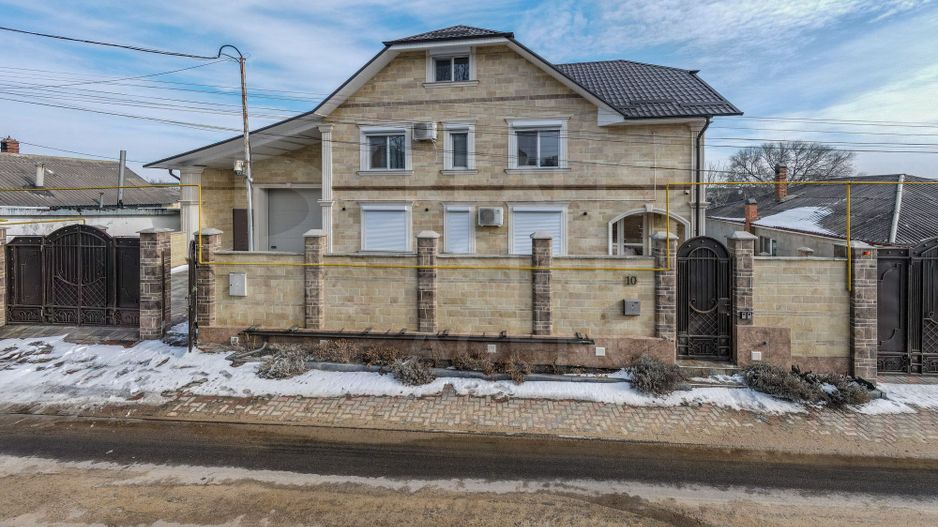 Vânzare, casă, 3 nivele strada Livezilor, Cricova. - Poză 1