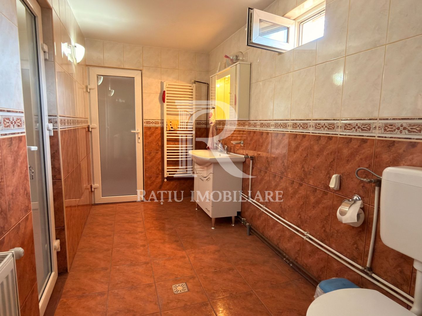 Casă cu spațiu comercial | Curte | Garaj | Parcare | Nojorid - Poză 17