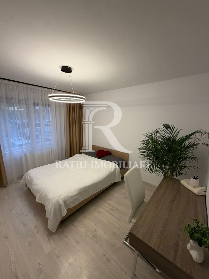Apartament 4 camere | etajul intermediar | zona Rogerius | Oradea - Poză 1