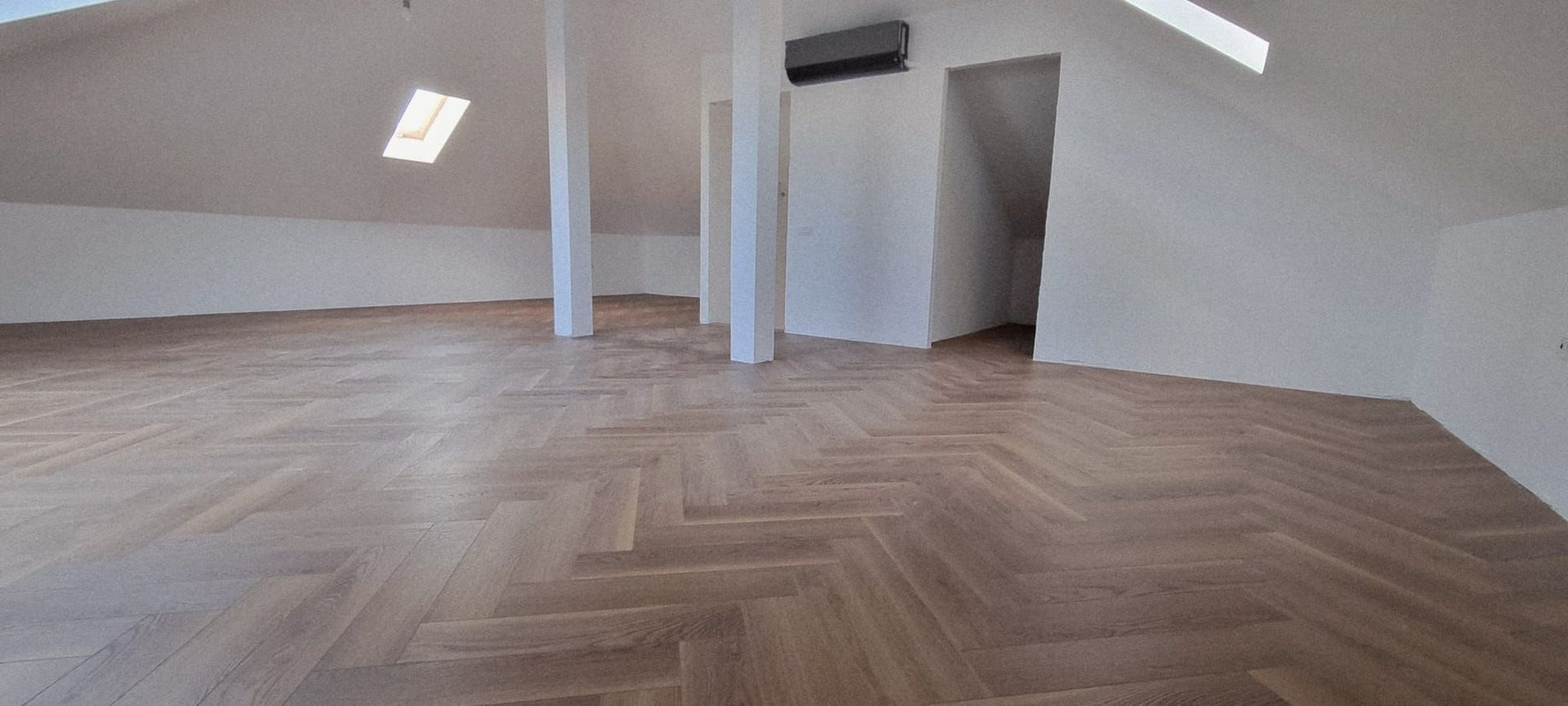 Vilă Individuală cu 700 mp Teren și Mansardă Amenajată - Poză 13