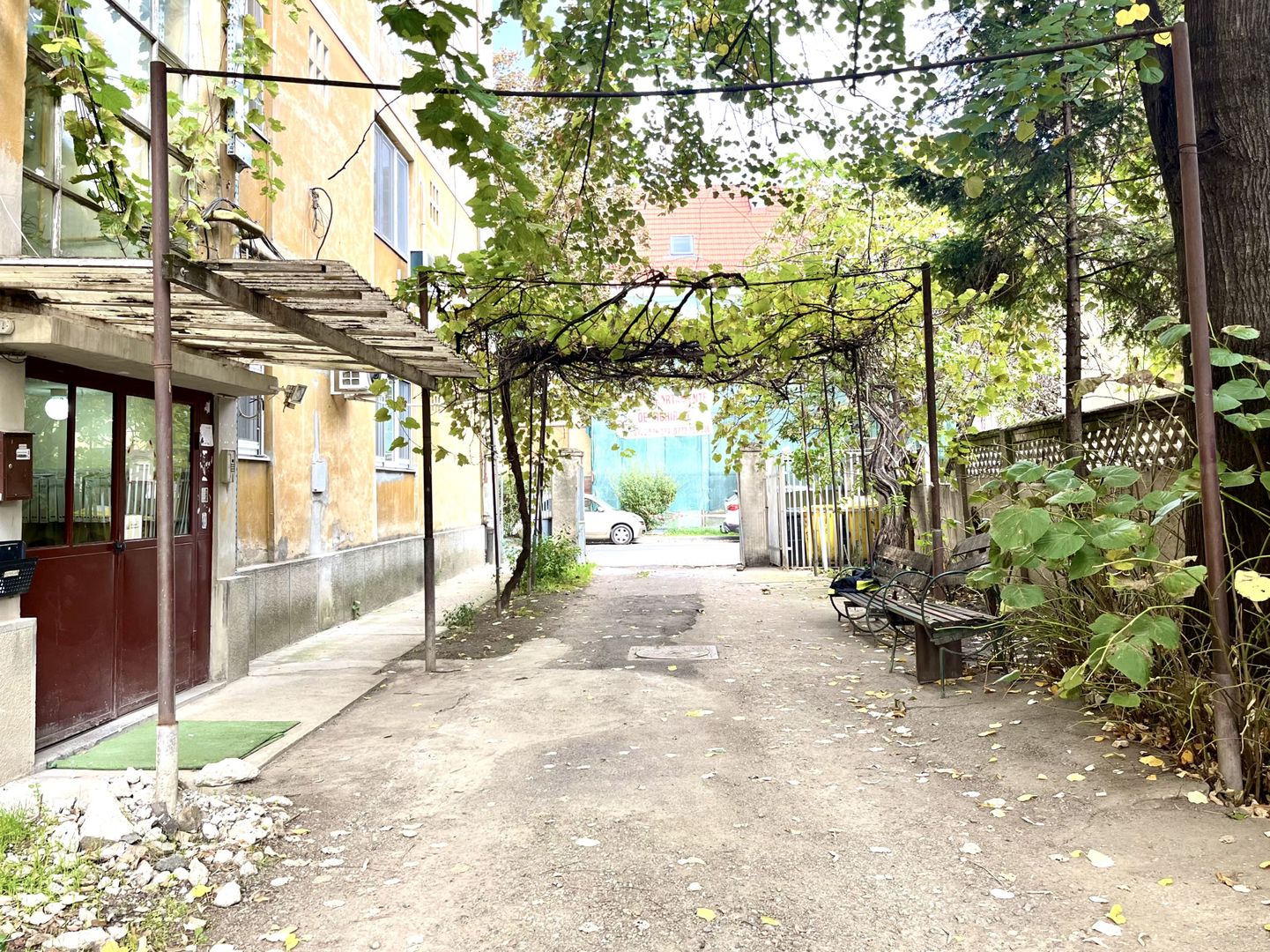 Tur virtual- 2 camere, primitor si luminos, cu garaj, in zona Centrala - Poză 28