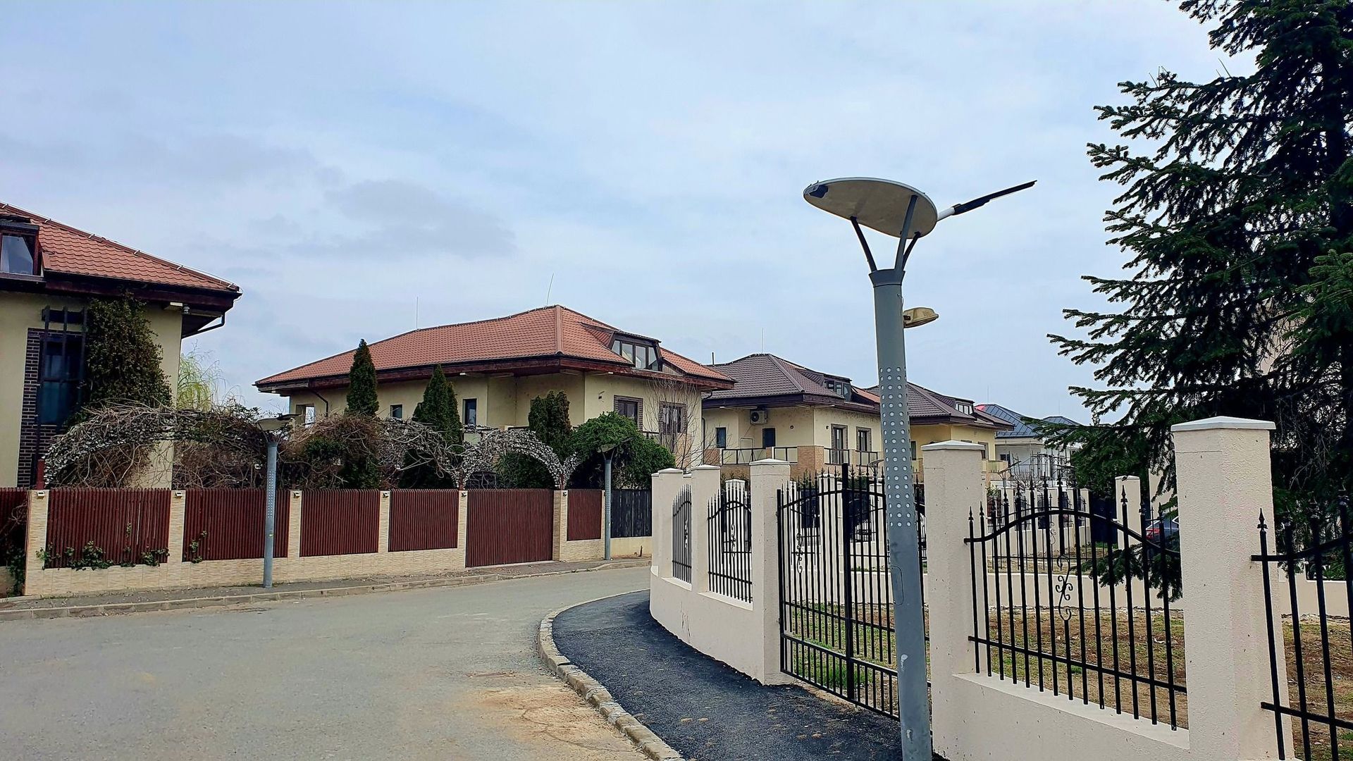 Casa de închiriat: Cartier privat, zona lacurilor Crevedia Buftea. - Poză 3