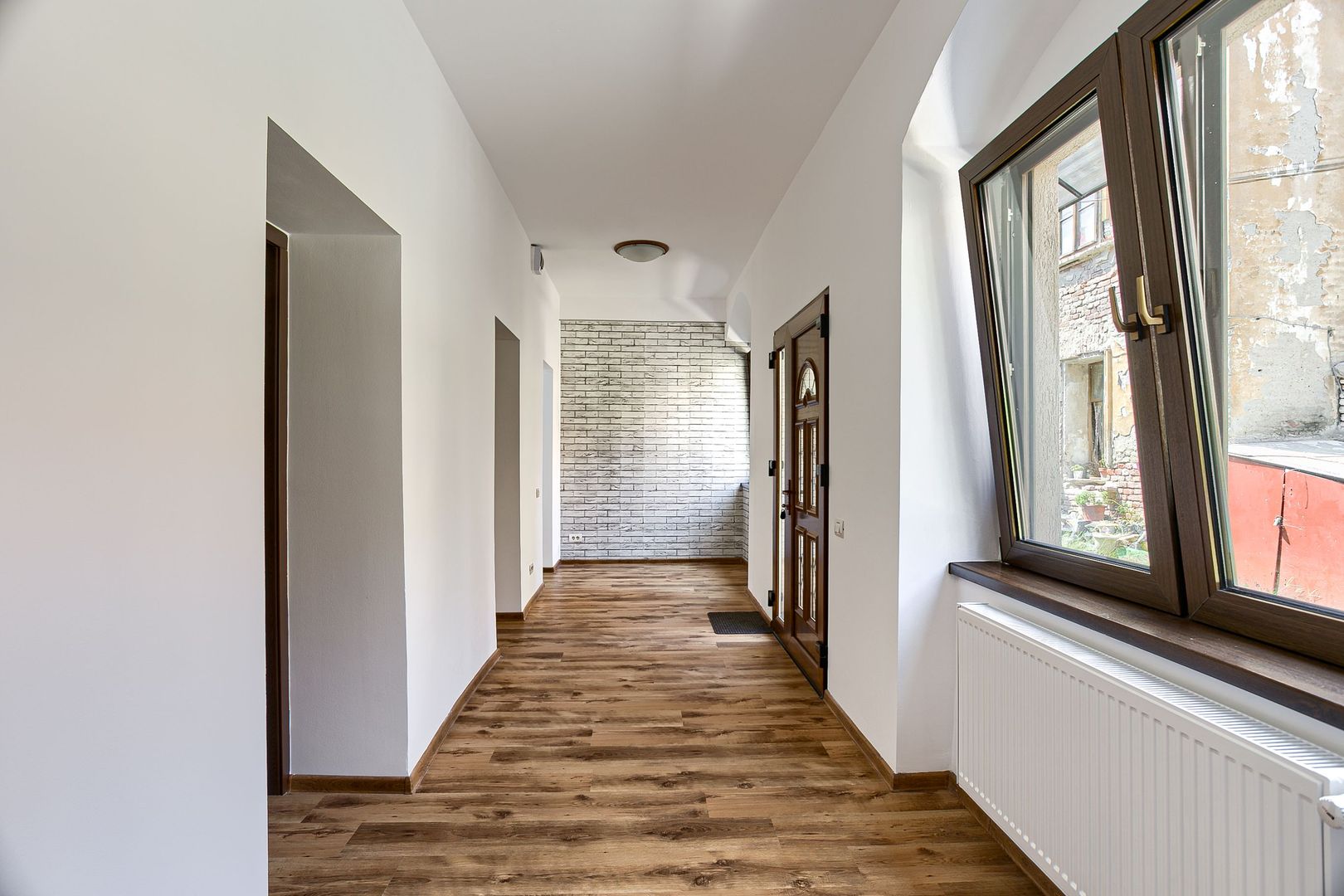 Vandut Apartament cu doua camere, renovat, situat ultracentral - Poză 3