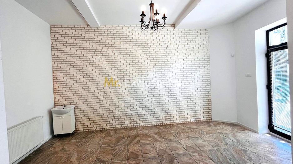 Spatiu stradal, central, cu vad comercial si vizibilitate excelenta - Poză 1