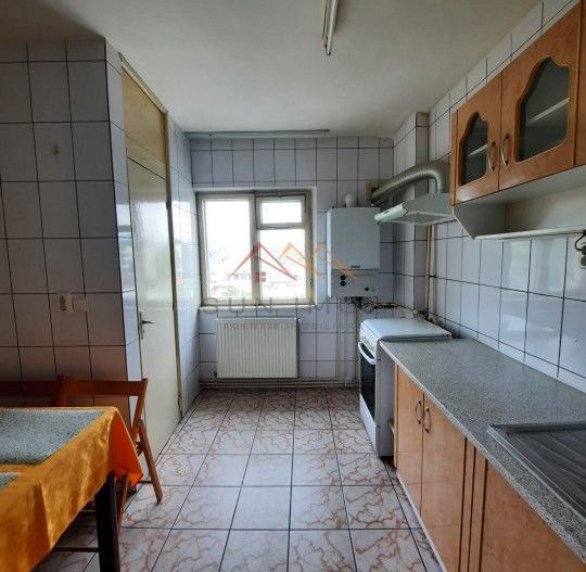 Apartament 3 camere, decomandat, ultracentral, perioada lunga, Campina - Poză 2