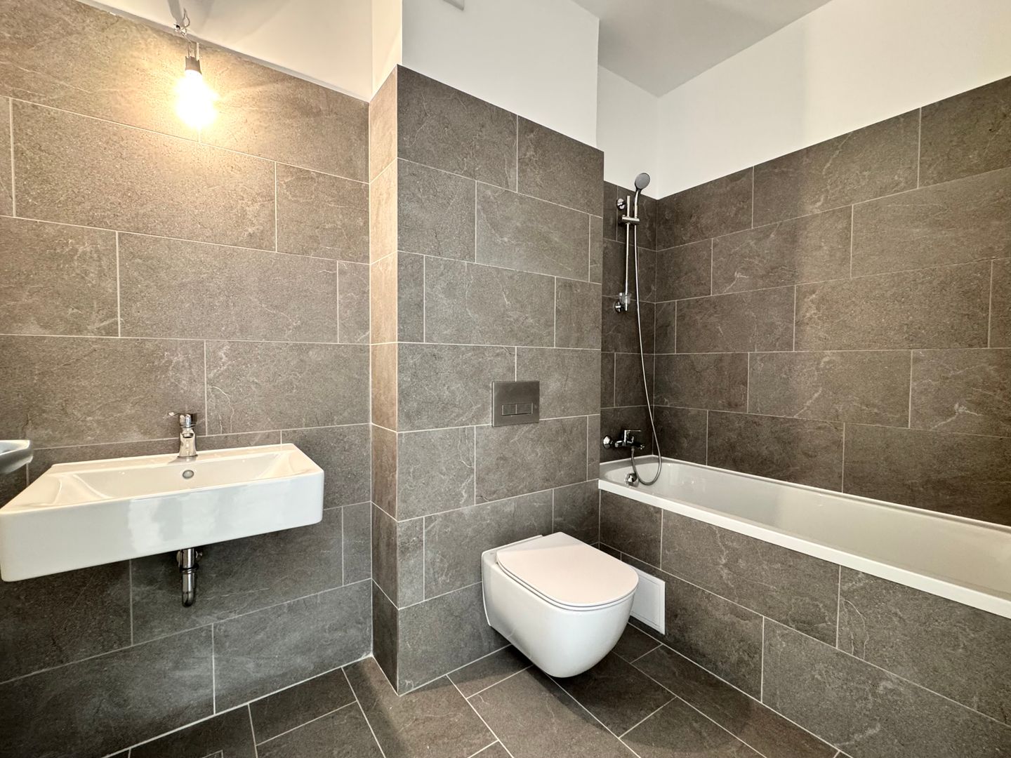 3 camere. Dormitor matrimonial cu baie en-suite. 83 mp Utili. - Poză 8