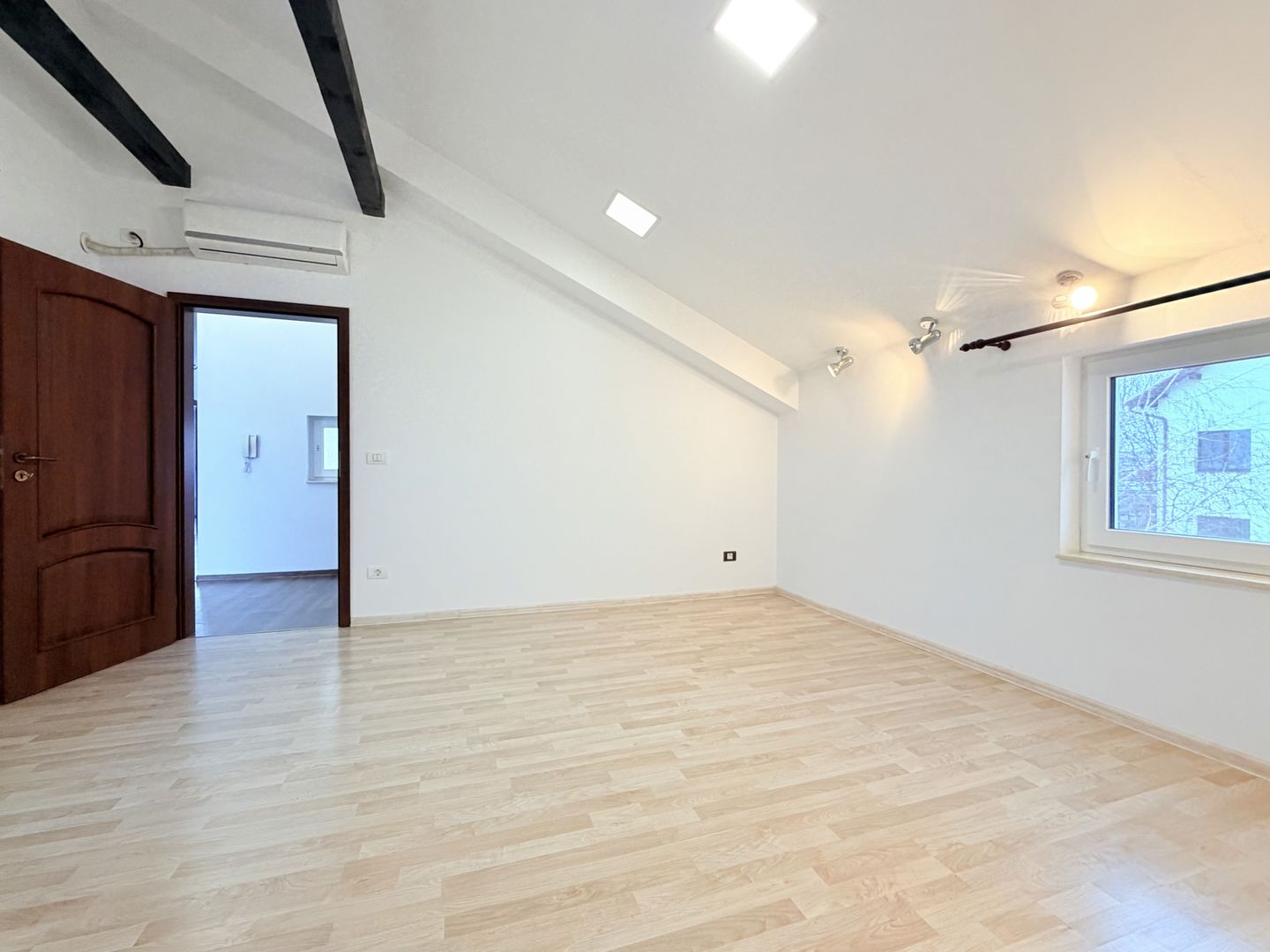 Casă de închiriat la liziera pădurii - Dumbrăvița - Poză 7