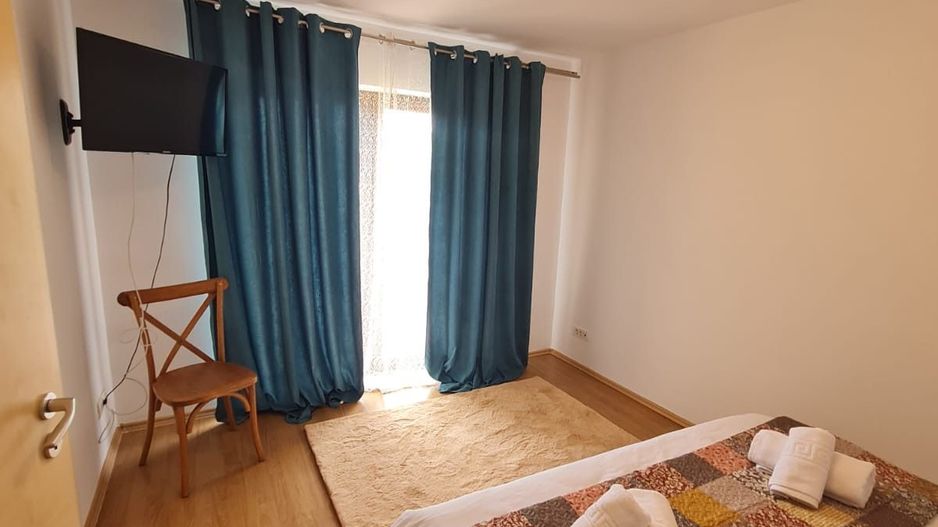 Vila spațioasă și recent renovată în Ghiroda! - Poză 4