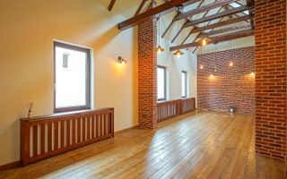 Închiriez casă în Centrul Brasovului/ curte privata - Poză 1