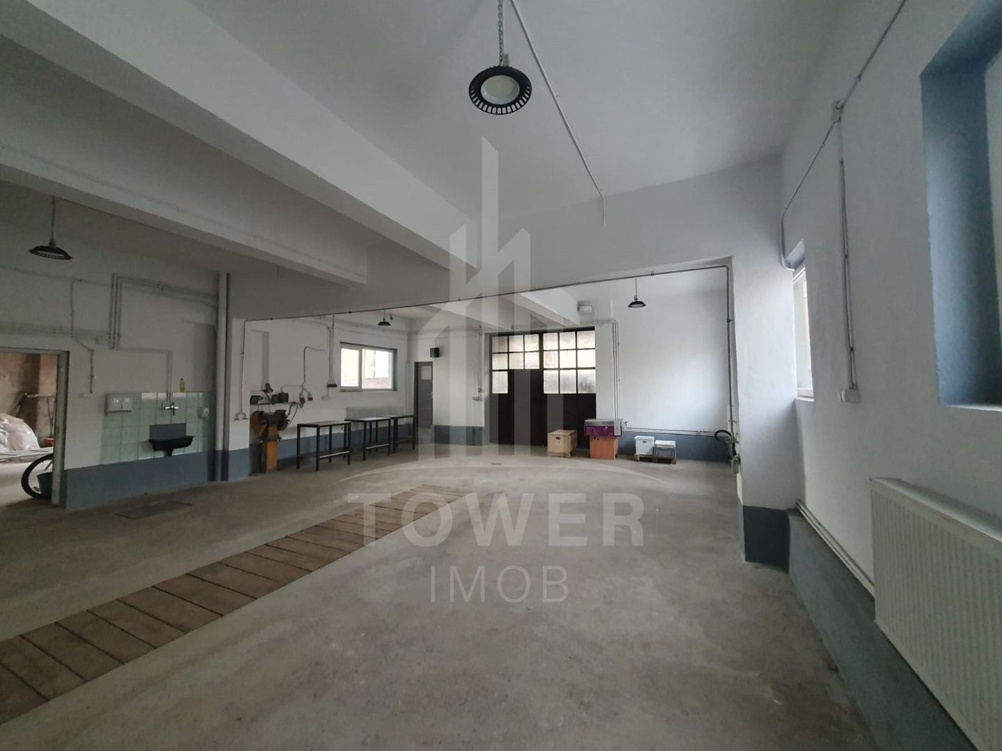 Spatiu industrial -hala (100 mp)- cu birou si baie (zona Garii) - Poză 1