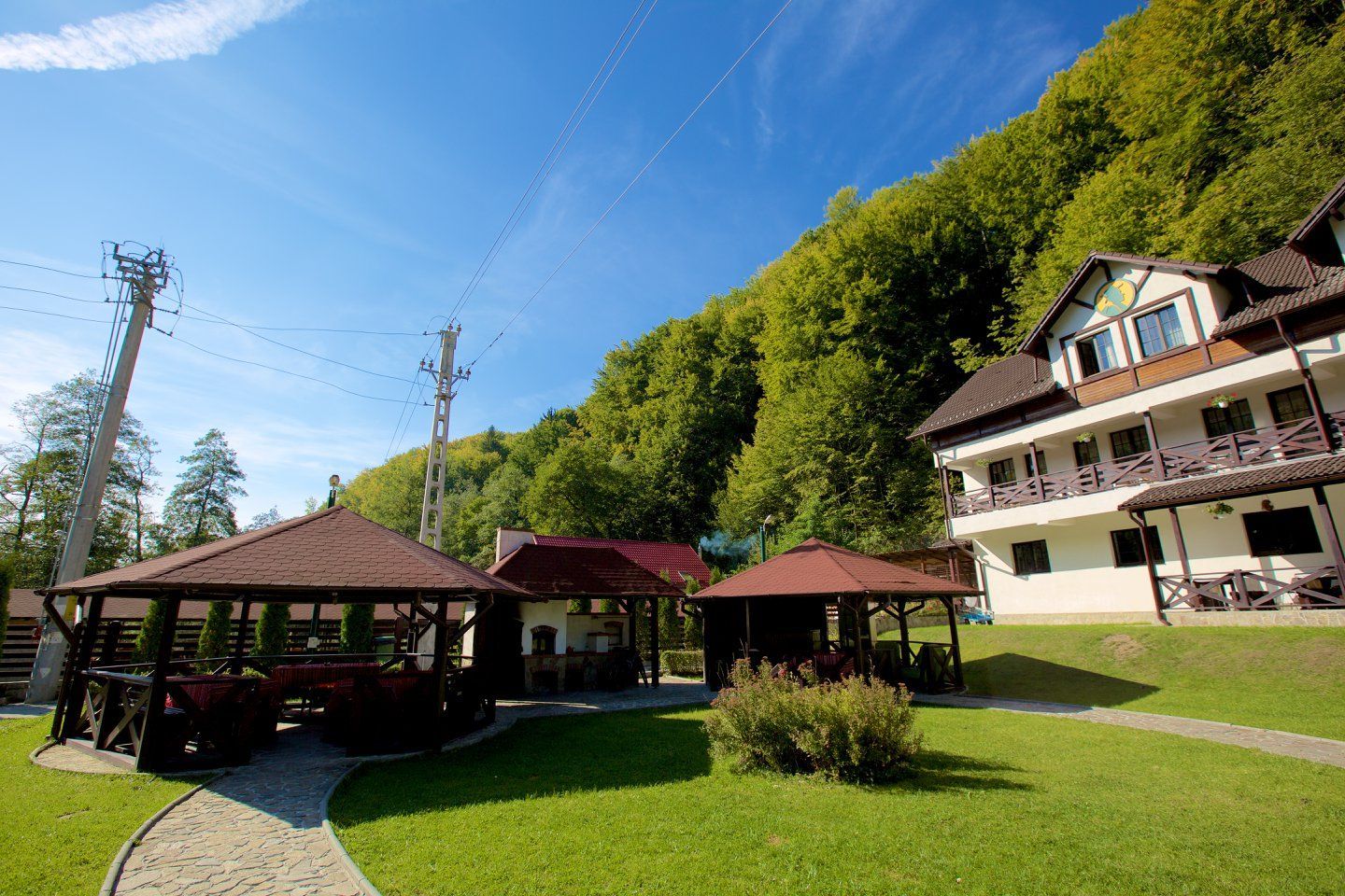 Pensiune de Vânzare în Brădetu – Acces la Apă Sulfuroasă, Vedere rau si munte - Poză 2