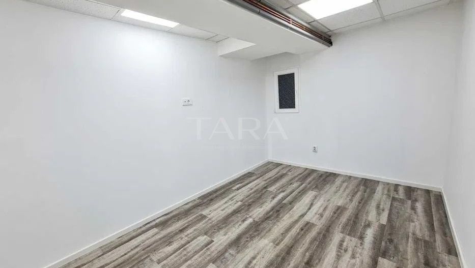 Camera/ Spatiu perfect pentru birou sau depozitare - Poză 1