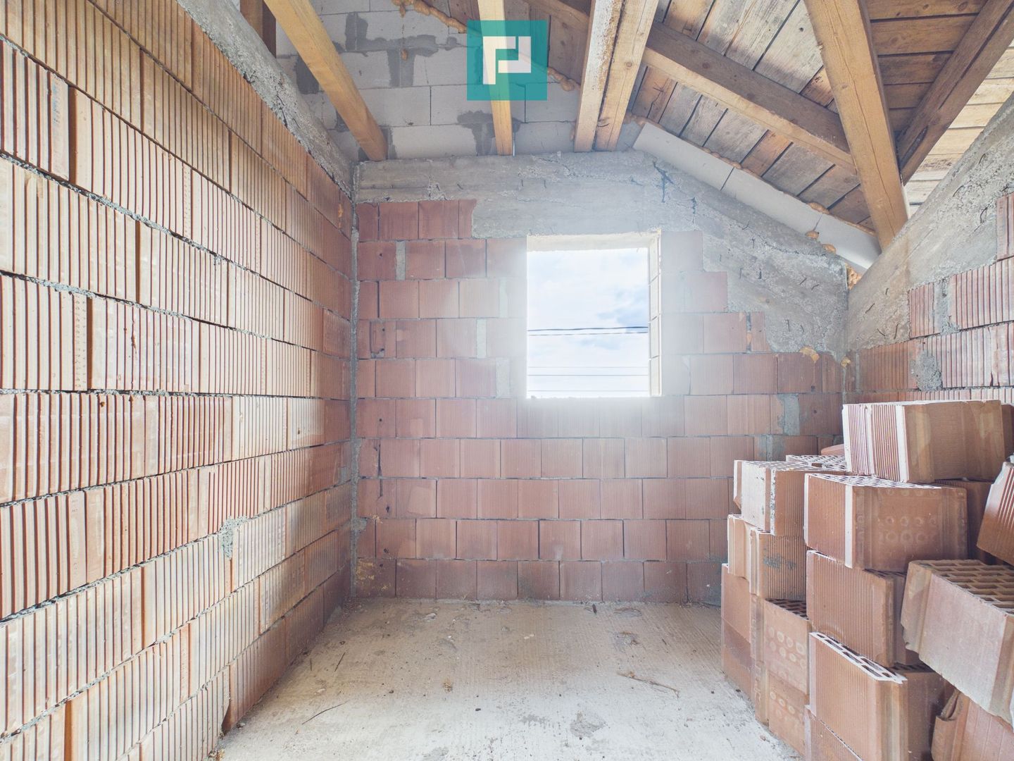 Casă la roșu cu  6 camere,  teren 500 mp în Aluniș - Poză 6