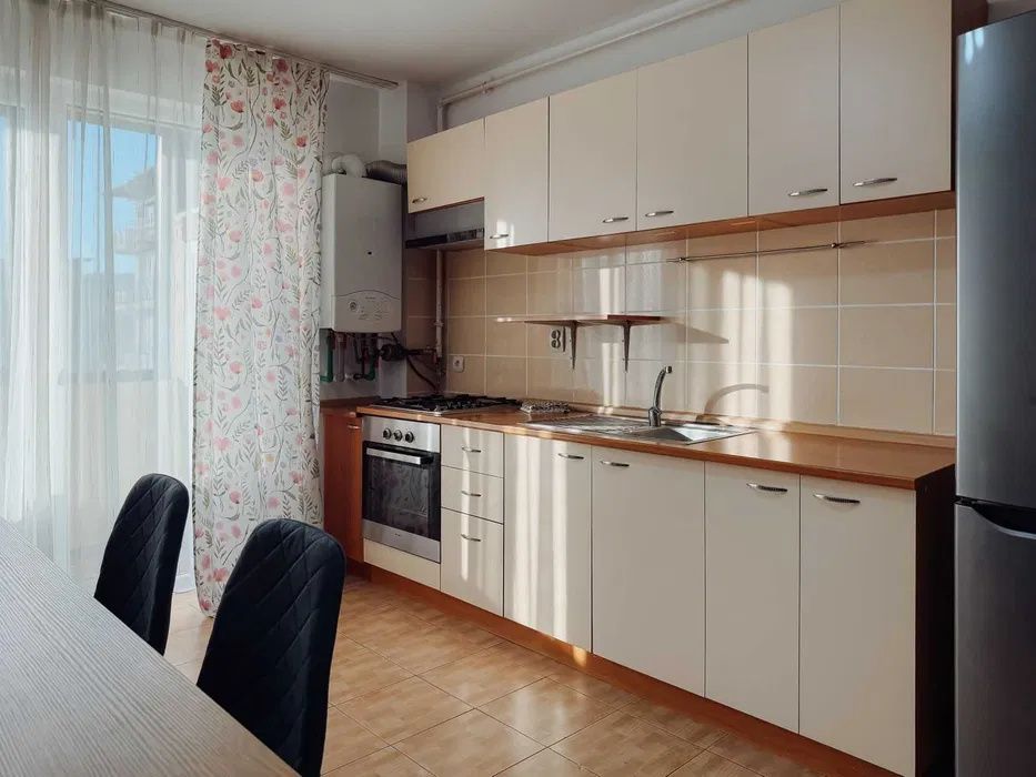 Apartament de vanzare, 2 camere, etaj intermediar, balcon, parcare - Poză 1
