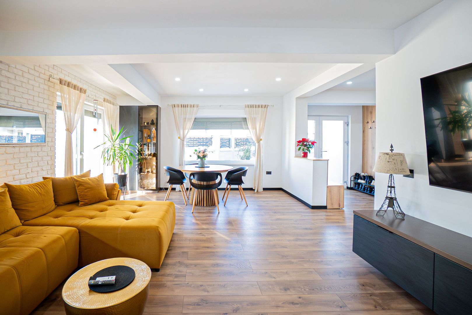 Lumina – Casa P+1E de vânzare, mobilată/echipata, cu piscină si garaj. - Poză 1