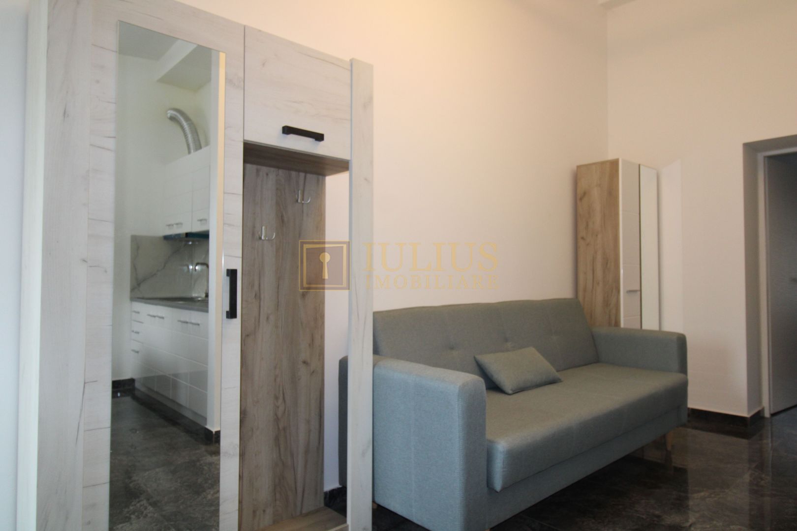 Apartament utilat  modern , situat la parter, curte coumuna privata - Poză 3