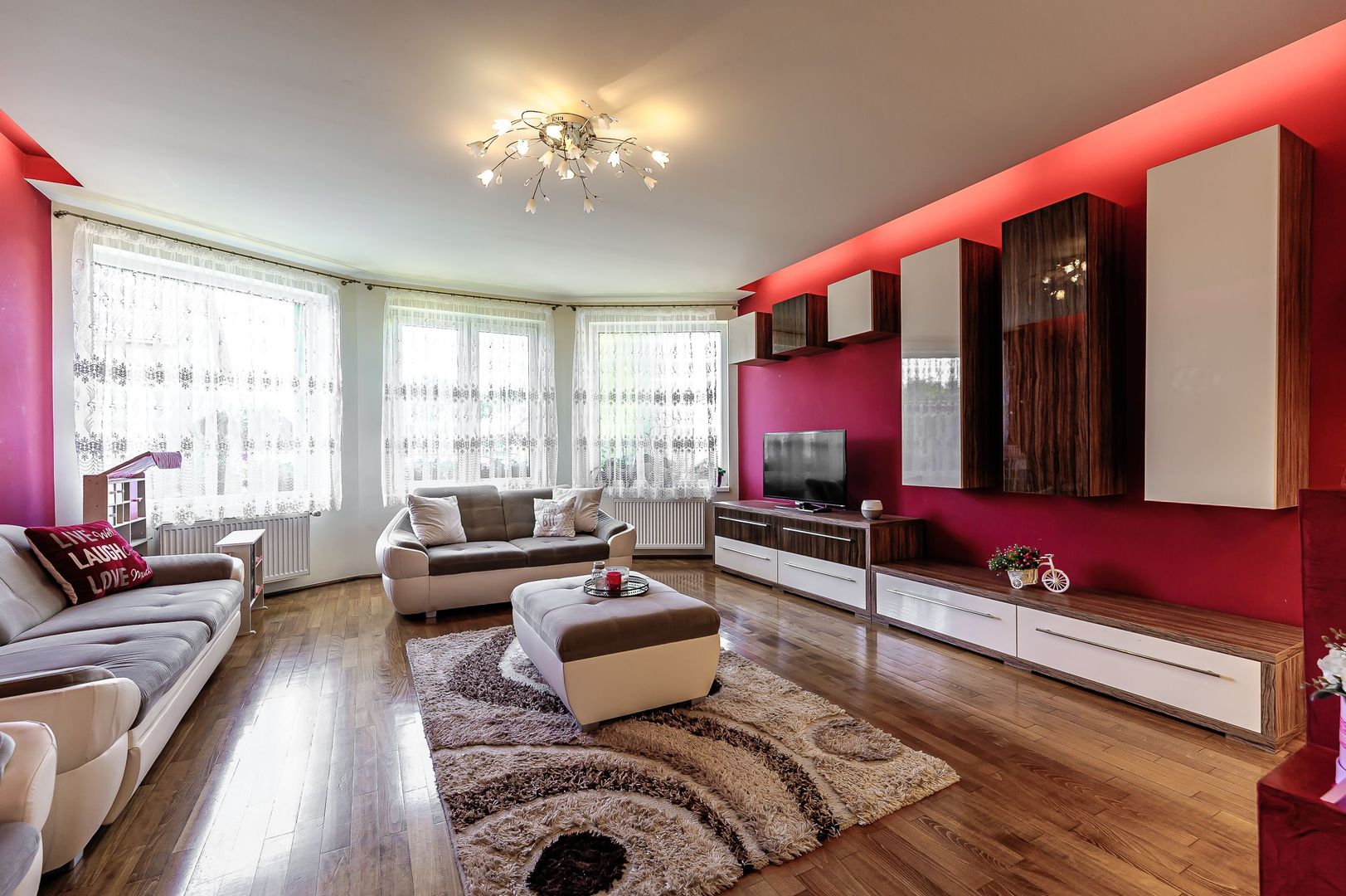 Vilă superbă 6 camere - Bujac - Poză 3